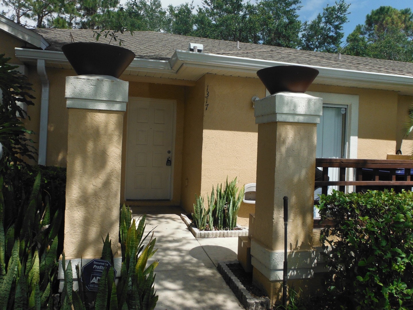 1 story 3/2 in Meadow Woods with full sized washer and dryer included