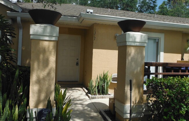 1 story 3/2 in Meadow Woods with full sized washer and dryer included