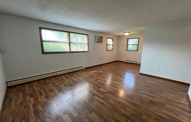 2 beds, 1 bath, $950, Unit A1335-04