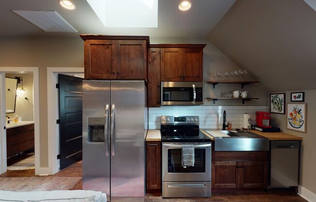 Cozy Fully Furnished Edgehill Apartment- ALL UTILITIES INCLUDED!