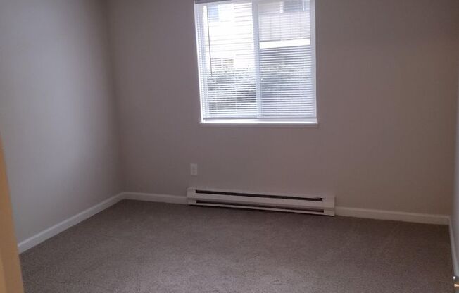 1 bed, 1 bath, 677 sqft, $1,400, Unit 033