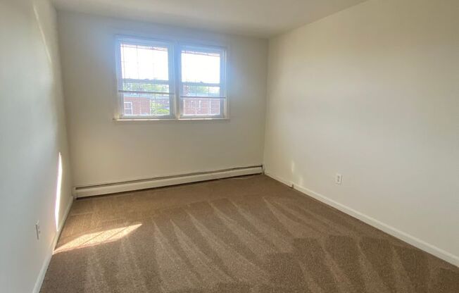 2 beds, 1 bath, 810 sqft, $1,595, Unit 00 - J- 8