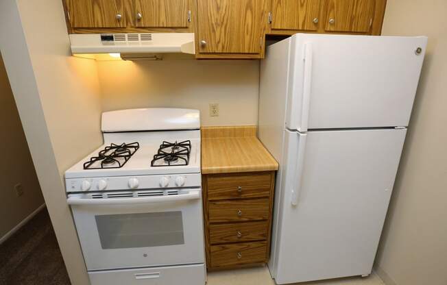 Fitted Kitchen at Willowood Apartments, Ohio, 44095