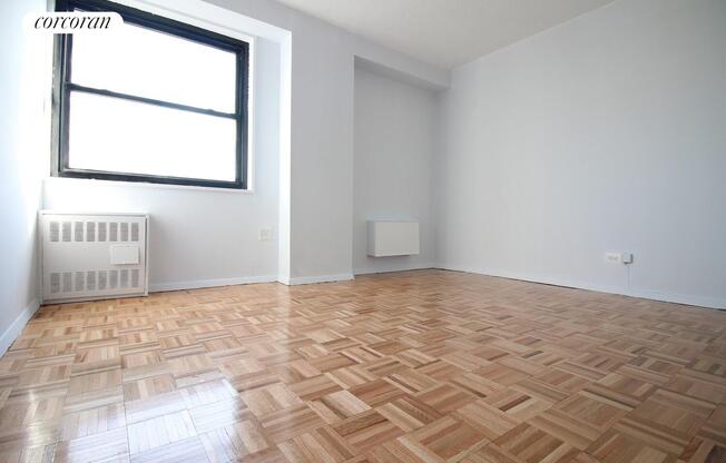 2 beds, 1 bath, $5,600, Unit 17F