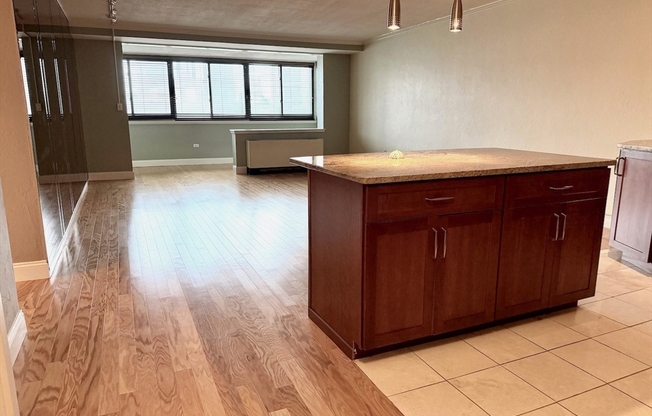 1 bed, 1 bath, 879 sqft, $3,250, Unit 7J