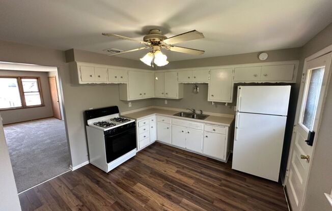 2 beds, 1 bath, 732 sqft, $895, Unit 4