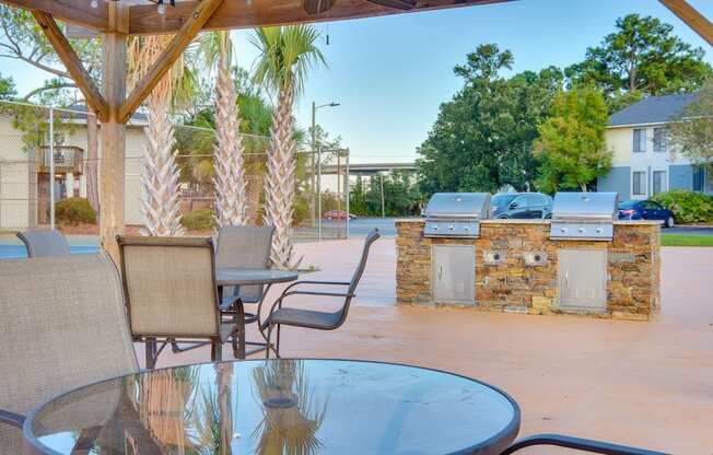 Picnic Seating Area at River Crossing Apartments, Georgia, 31404