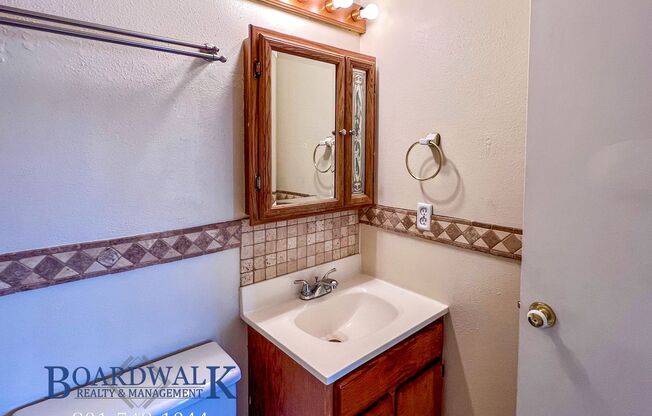 2 beds, 1 bath, $1,195, Unit # 46B