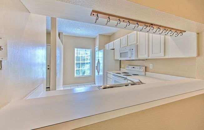 Very nice 2bed/2.5bath townhouse in gated Meadow Pointe!