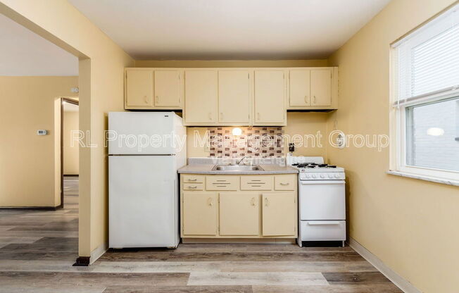 2 beds, 1 bath, 775 sqft, $825, Unit A