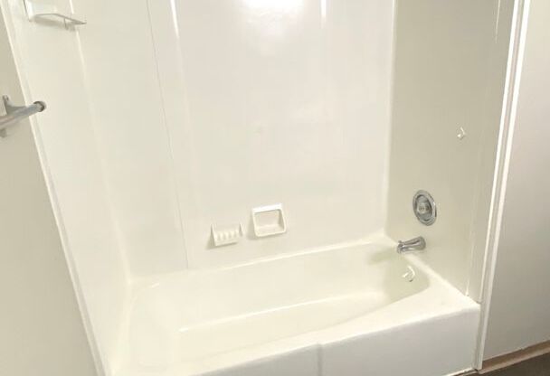 2 beds, 1 bath, $700, Unit 1003 Veerman Unit 7