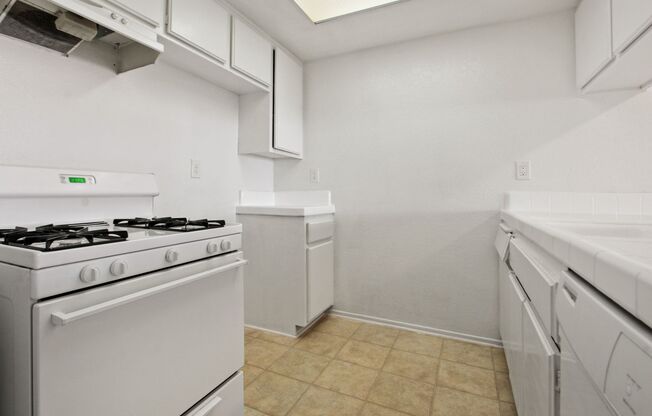 2 beds, 1 bath, $2,395, Unit 3