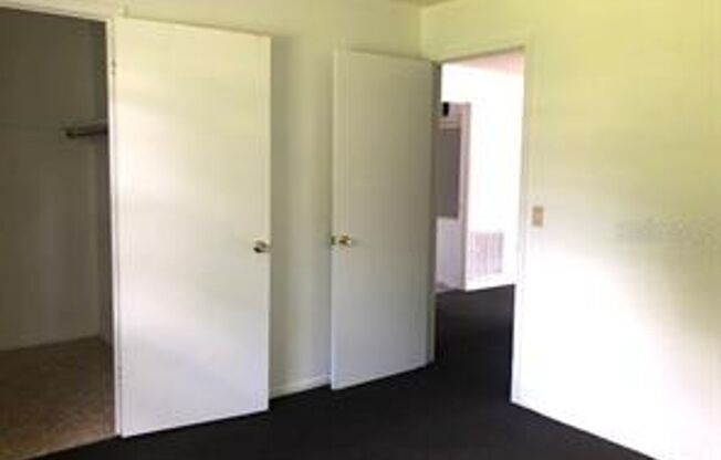 2 beds, 1 bath, 897 sqft, $1,300, Unit "B"