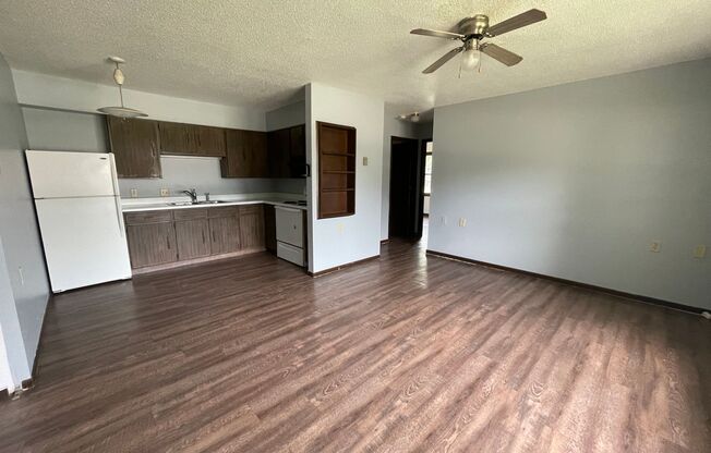 2 beds, 1 bath, 660 sqft, $555, Unit Unit 4B