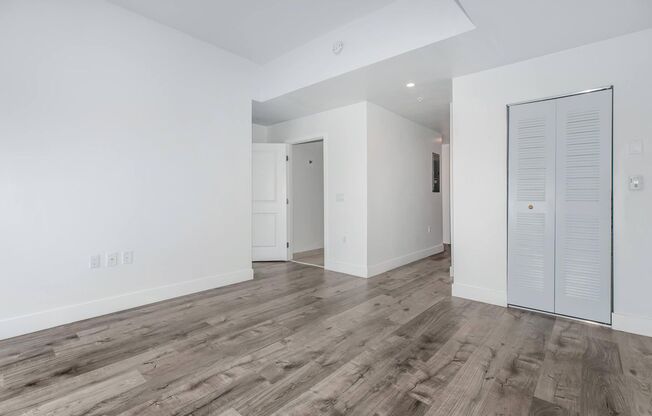 1 bed, 2 baths, 770 sqft, $2,400, Unit 402
