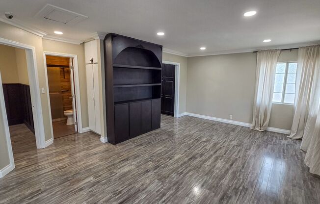 5 Bed 3 Bath House Available Now!