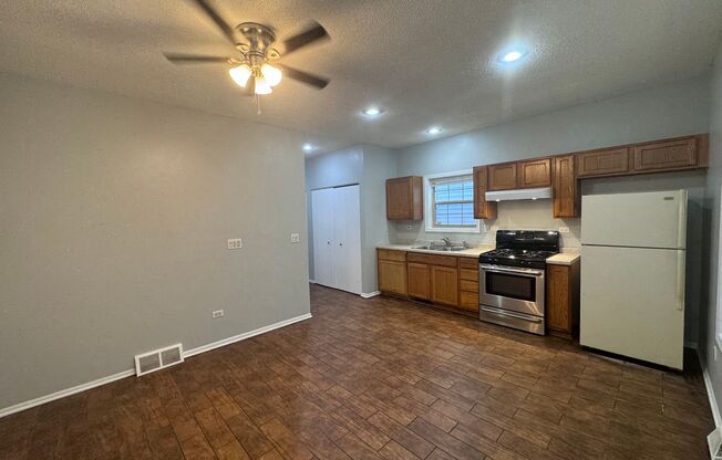 Available Now - Single Family home 2Bed 1 Bath located in Englewood