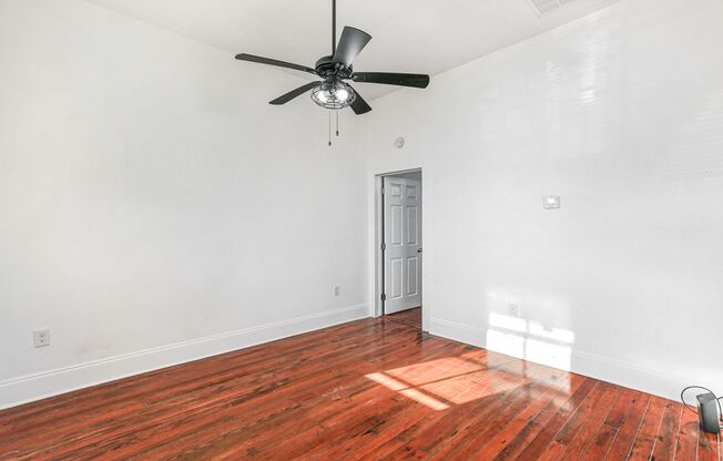 1 bed, 1 bath, $1,095, Unit 2122 New Orleans St