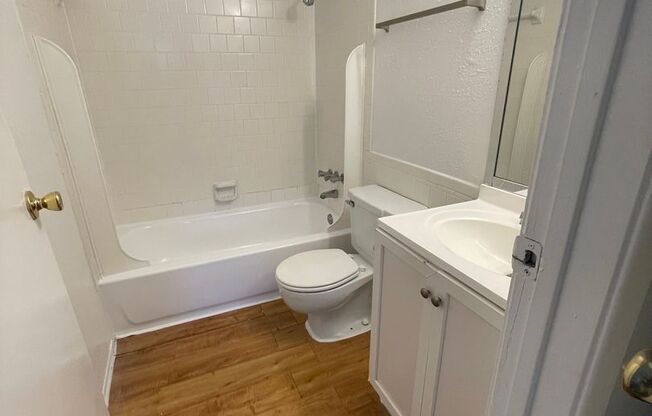 2 beds, 2 baths, 902 sqft, $1,070, Unit 180