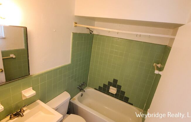 1 bed, 1 bath, $700, Unit Rosemont 1260 #3