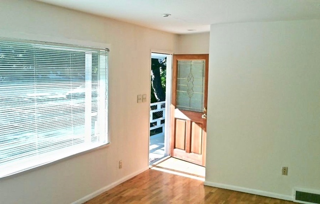 Spacious Wedgewood 3 bed/2 bath with fenced yard available for August 15th move in at $3850!