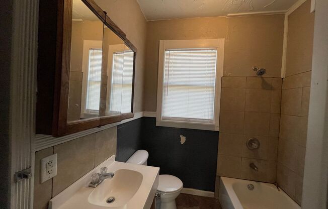 3 beds, 1 bath, $1,025