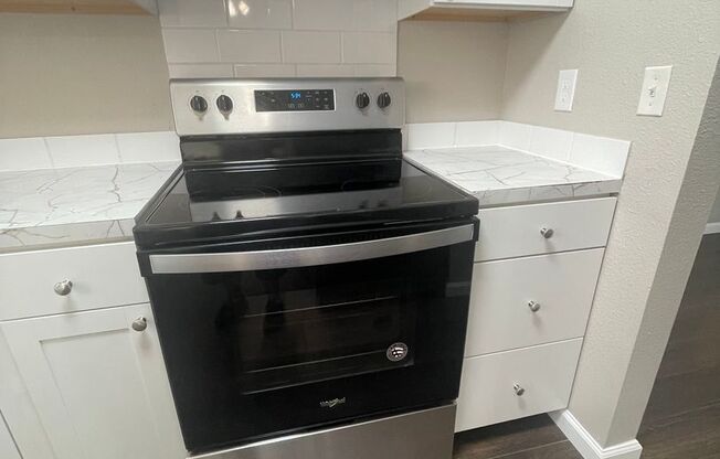 2 beds, 1 bath, 945 sqft, $1,575, Unit 033