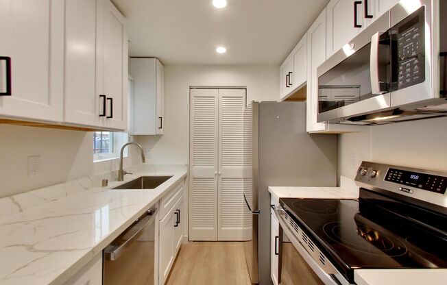 1301-1361 La Playa Street (1065r)