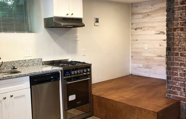 Studio, 1 bath, 420 sqft, $1,325, Unit 11