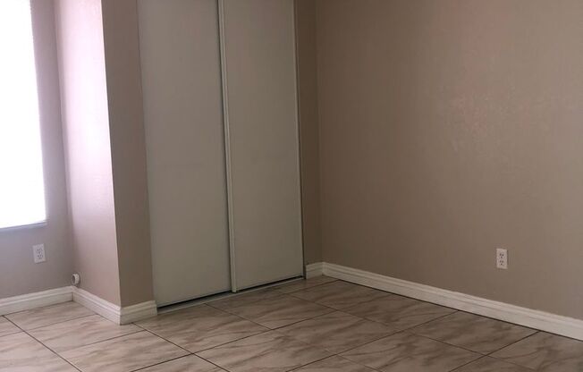 GORGEOUS SINGLE STORY HOME IN NORTH TOWN READY FOR YOU TO RENT !!