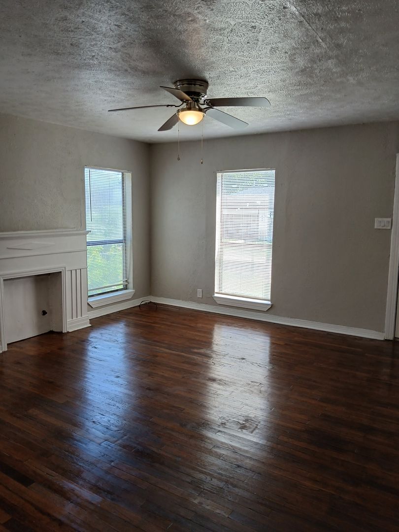2 Bed 1 Bath One Story House in Dallas