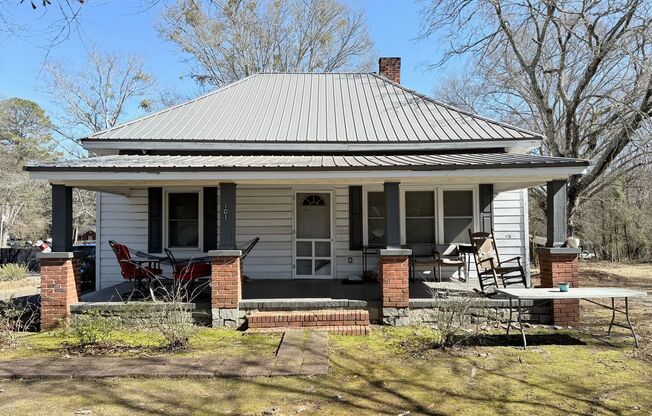 Cozy 2 Bed, 1.5 Bath Home off Whitehead Circle