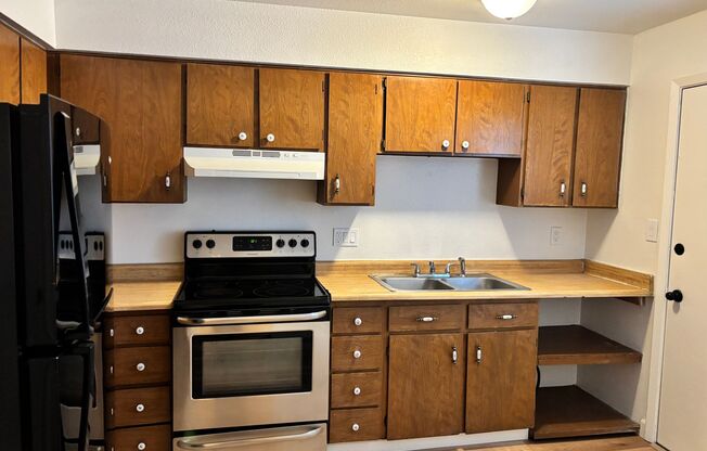 GATED 2 BED/2.5 BATH TOWN-HOME WITH LARGE FINISHED BASEMENT/CLOSE TO DOWNTOWN - RECENTLY REMODELED - NEW PAINT, FLOORING AND CARPET THROUGHOUT