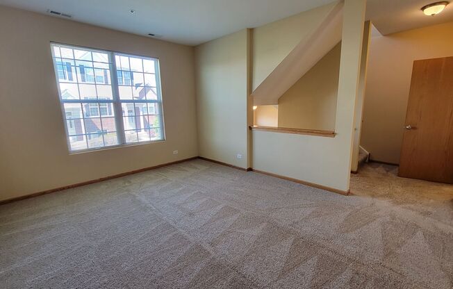 SPACIOUS 3 BEDROOM, 2.1 BATH TOWNHOME IN YORKVILLE!