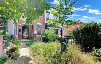 821 12 ST NE