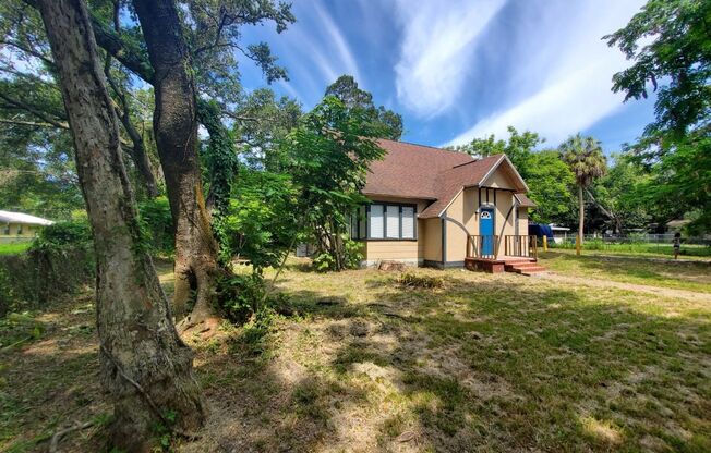 2/1 Large Gibsonton Home Ready for You!