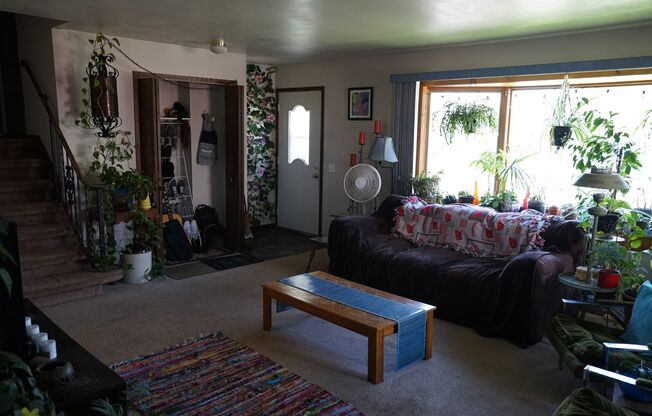 2 beds, 1 bath, $1,525