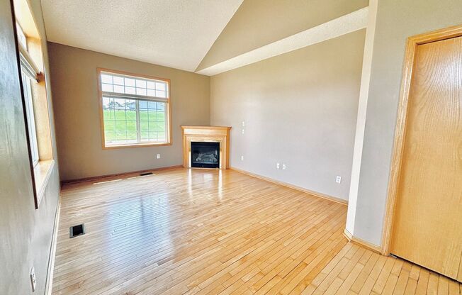 Spacious 3bed Townhome in Coon Rapids.  FINISHED BASEMENT