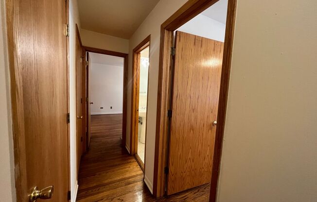2 beds, 1 bath, 900 sqft, $2,450, Unit 417-305
