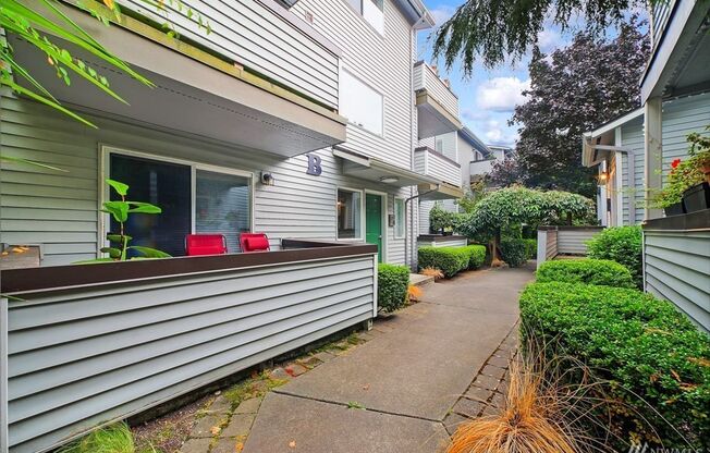 AVAILABLE AUGUST 1ST >> Beautiful Fully Remodeled 2BR/1BA Condo in Seattle!