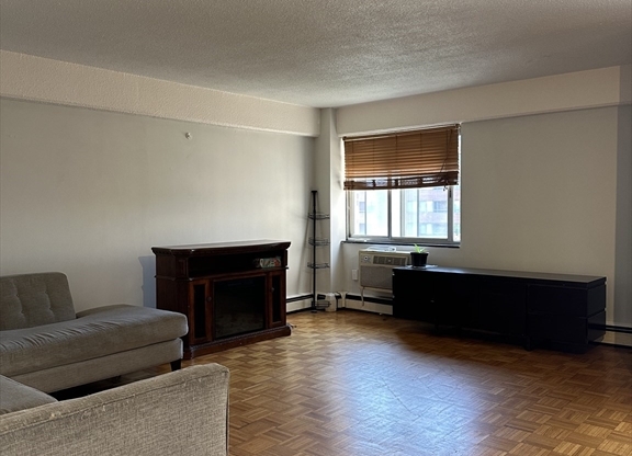 2 beds, 1 bath, 940 sqft, $2,400, Unit 8C