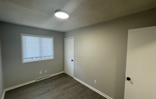 3 beds, 1 bath, 1,100 sqft, $900, Unit 5