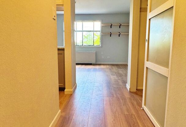 Fully Remodeled Sunny & Quiet Top Floor Studio in Congress Park with Pool Close to Denver Botanic Gardens