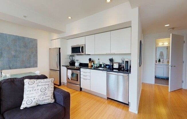 3 beds, 1 bath, 950 sqft, $4,800, Unit 706
