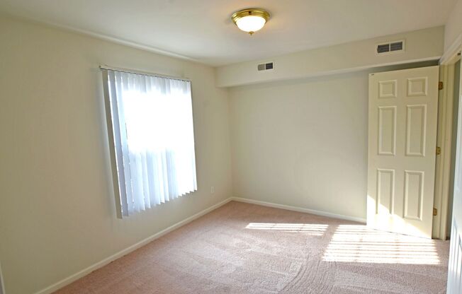 3 beds, 2 baths, $1,825, Unit 10-6