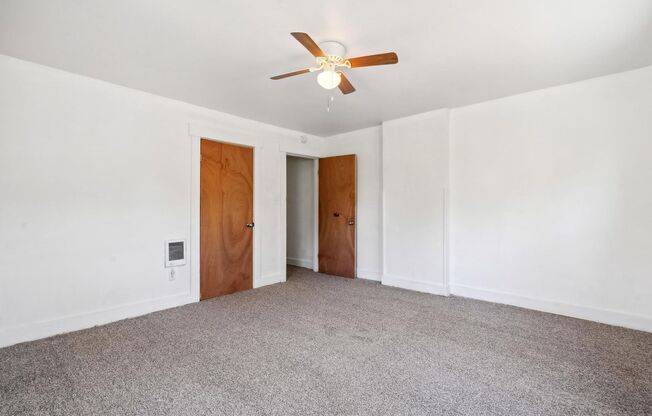 3 beds, 1 bath, $950, Unit 114