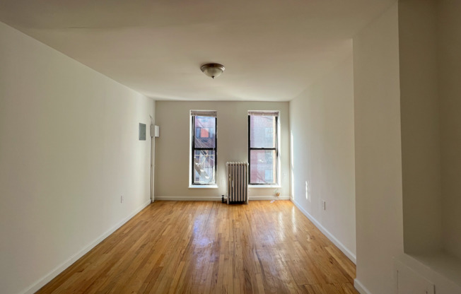 446 W 46 ST