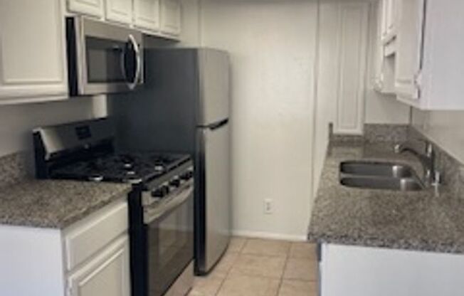 2 beds, 2 baths, $2,985, Unit 05