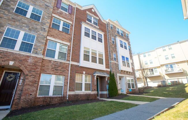 Spacious 4 BR/3.5 BA Townhome in Gaithersburg!