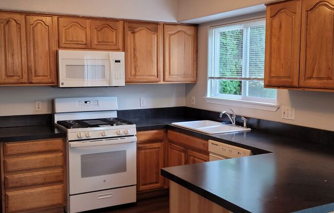 Beautiful 3 bedroom 2.5 bath home with large shop available in Milwaukie!